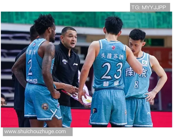 南京篮球队在冠军赛中的灵活性表现引发热议展现团队协作与战术创新