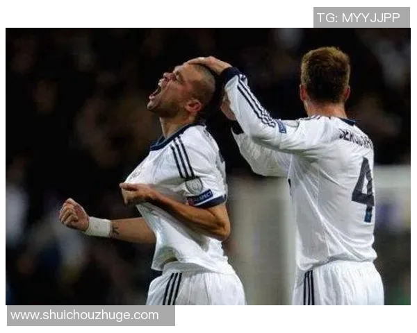 双手摸头足球明星的独特魅力与精彩瞬间回顾 双手摸头足球明星的独特魅力与精彩瞬间回顾