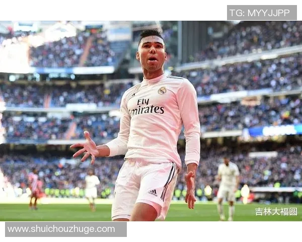 扣球技巧卓越的足球明星盘点与精彩瞬间回顾