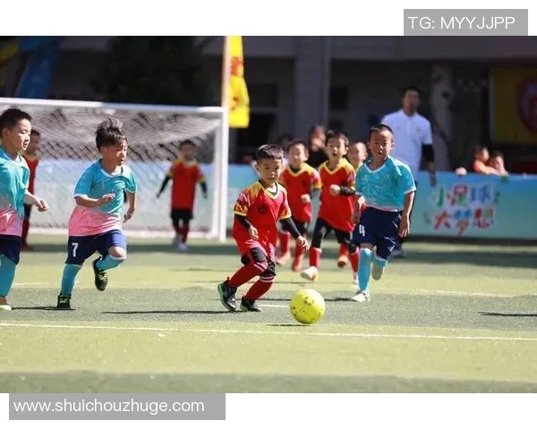 足球明星与粉丝亲密合照展现温暖瞬间共同分享足球的热情与梦想 足球明星与粉丝亲密合照展现温暖瞬间共同分享足球的热情与梦想